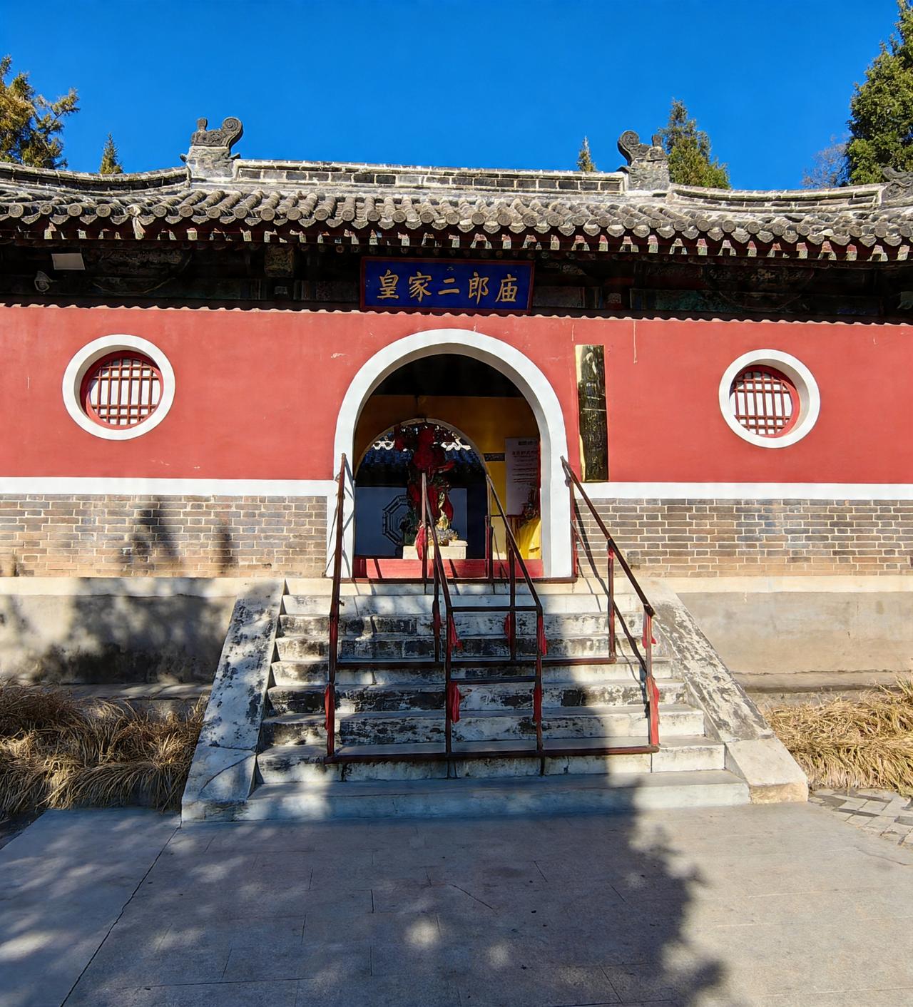 众所周知，皇家园陵内不准有有民房、庙宇和民坟。因此，当遵化昌瑞山一带被划为皇家陵