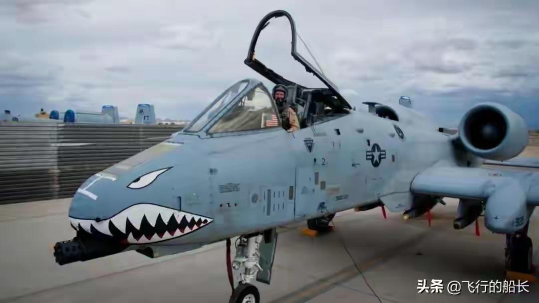 你见过一架被空军嫌弃半个世纪，却被地面部队当成亲爹一样盼着来的飞机吗？

它飞得