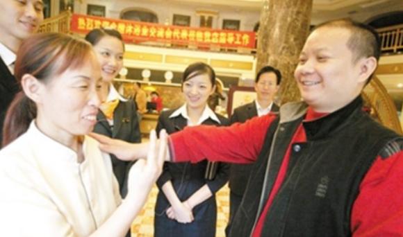 2015年，重庆一亿万富豪，曾花6000多万给员工们买房子，送员工十几辆保时捷，