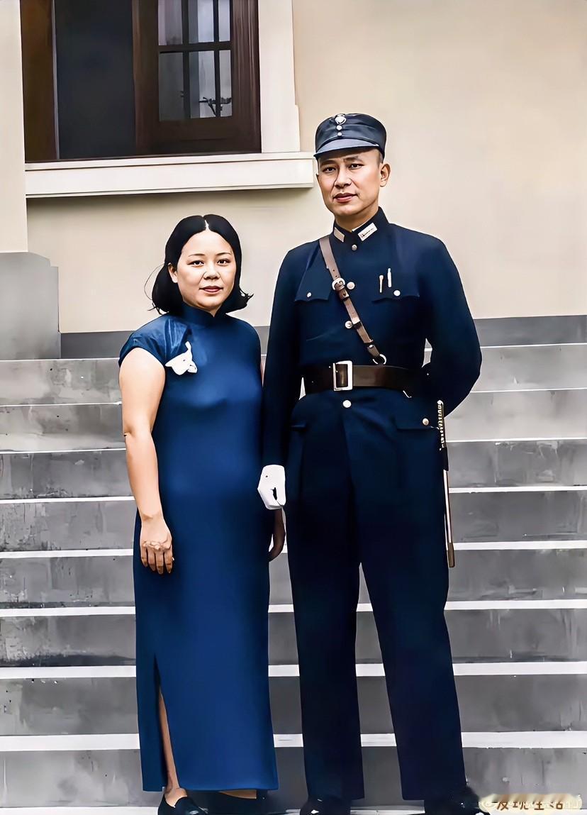 1939年，桂林，46岁的桂林行营主任白崇禧与36岁的夫人马佩璋于家中合影。
