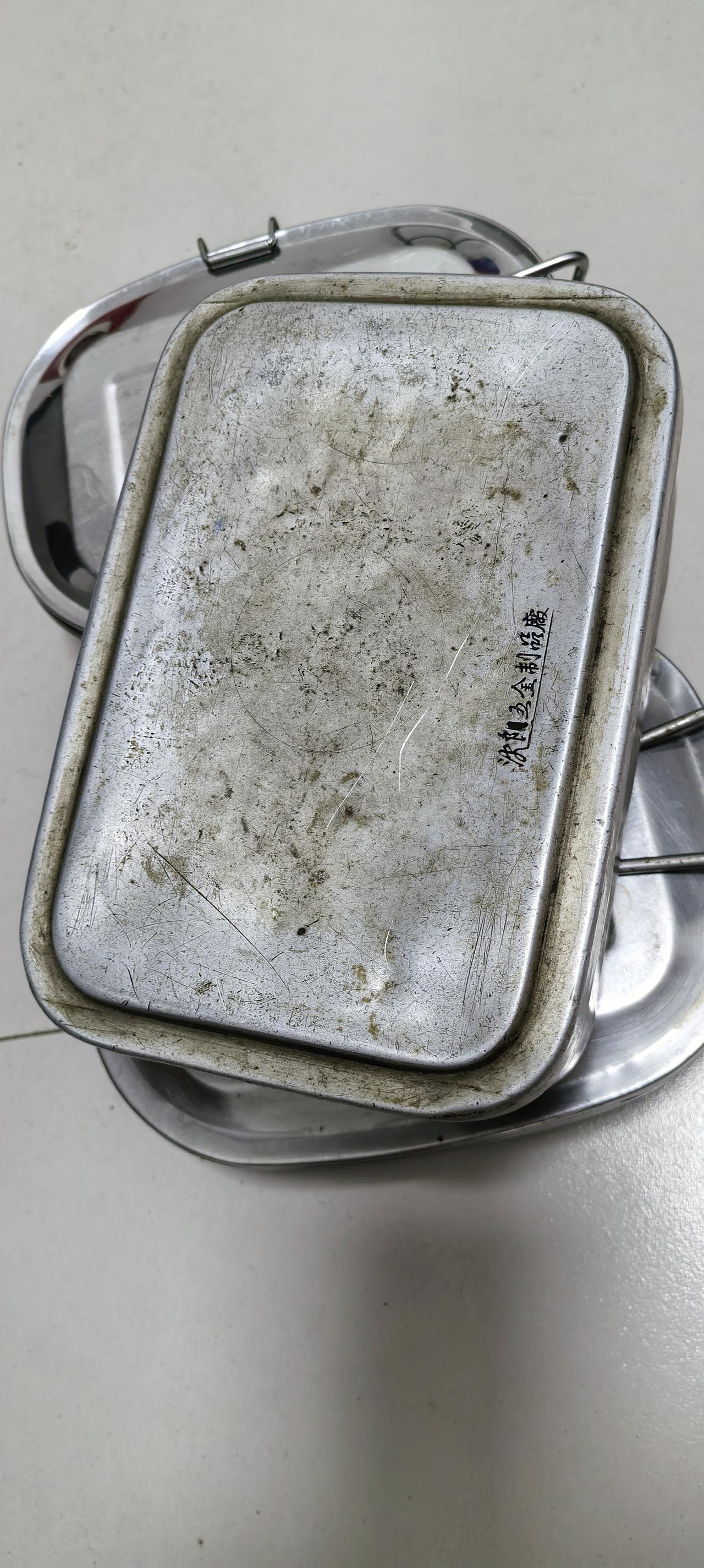 继续收拾爸妈的遗物，几个老饭盒有点让我犯难。
几个铝饭盒，污渍斑斑，这是爸妈上班