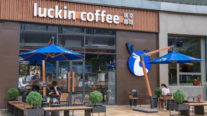 瑞幸还在全球范围内寻找高端精品咖啡的并购标的，试图提升品牌影响力，并扩展高端咖啡