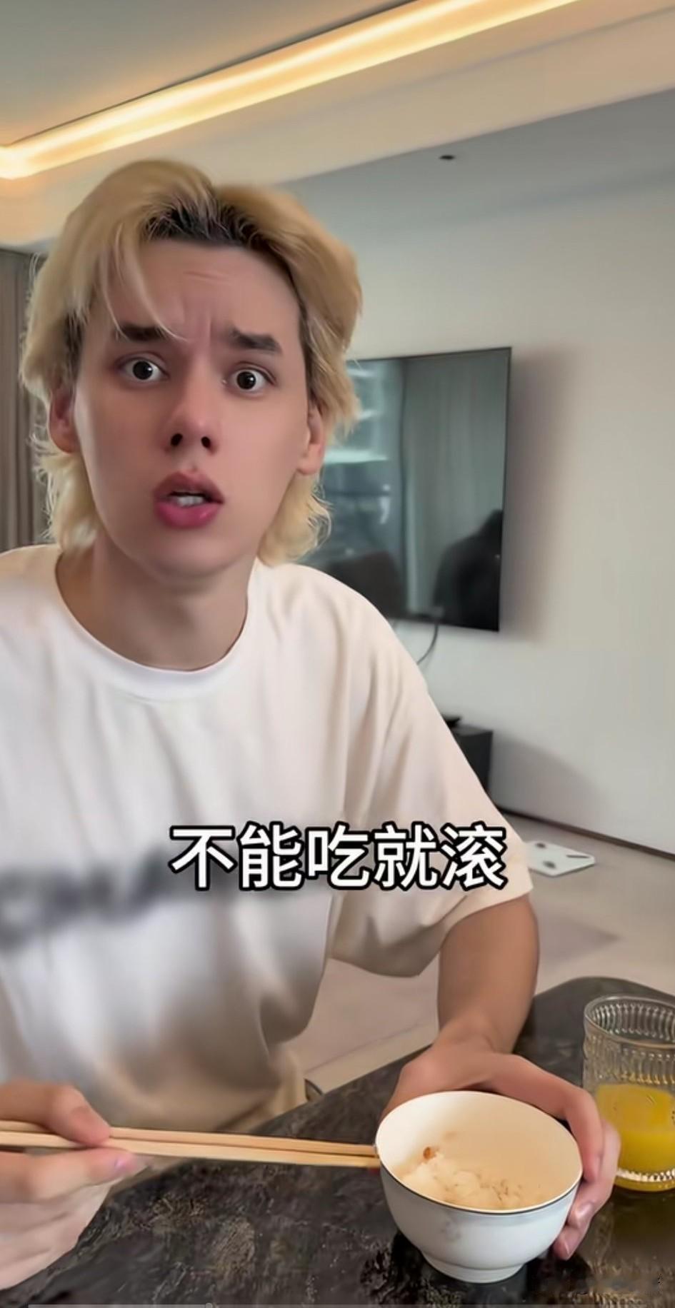 中国女子嫁给了俄罗斯老公，
他的父母来他家做客了，
女子就想测试一下公公婆婆护不