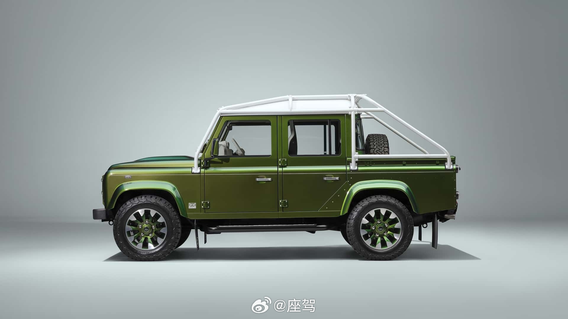 路虎经典车部门为一位客户定制了四款经典卫士，包括90旅行车、90软顶敞篷车、11