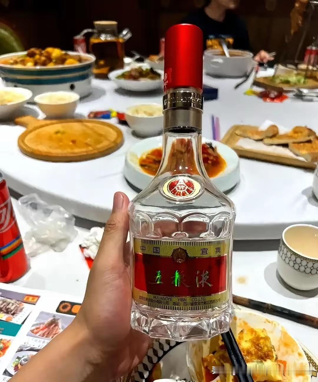 五粮液遇到商务粮，公司连夜追改报销制度！新人庆功宴上，小刘带来的两箱“五粮液”被