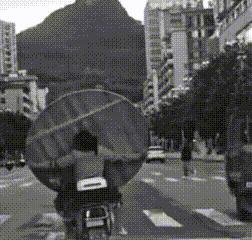你痛痛快快骑你的车，我大大方方拿我的东西，谁也别管谁！