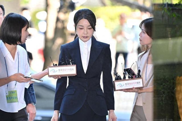 曾经那个在镜头前光彩夺目、被誉为“最美第一夫人”的金建希，如今竟然连走出法庭的力