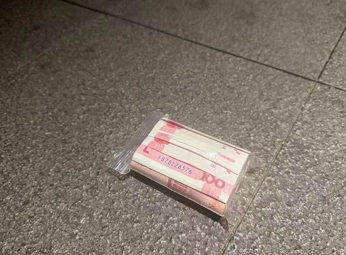 我爸在火车站捡到2000块现金，用塑料袋包着，整整齐齐一沓，回来后开心得很，说要