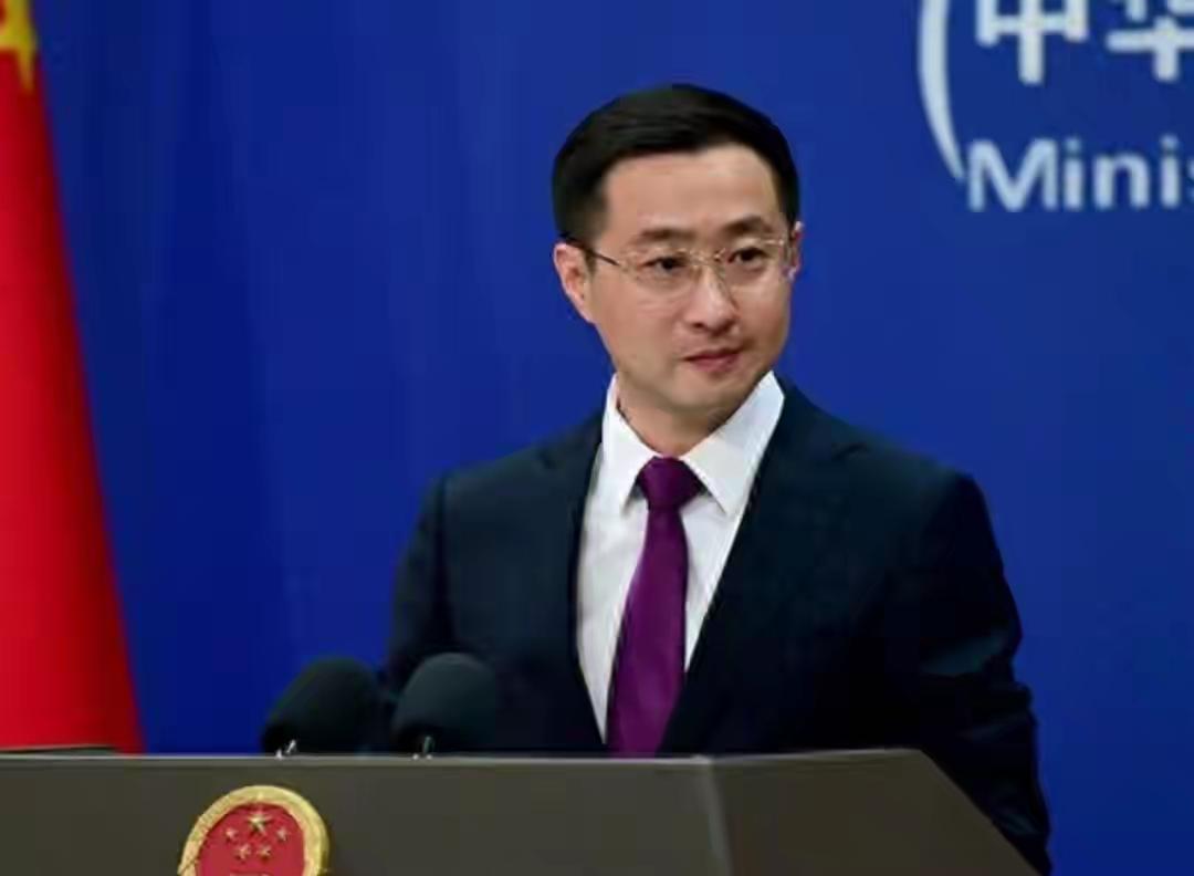 硬气回应！
中国不接盘美国淘汰芯片，英伟达CEO黄仁勋如意算盘落空。
最近美国A