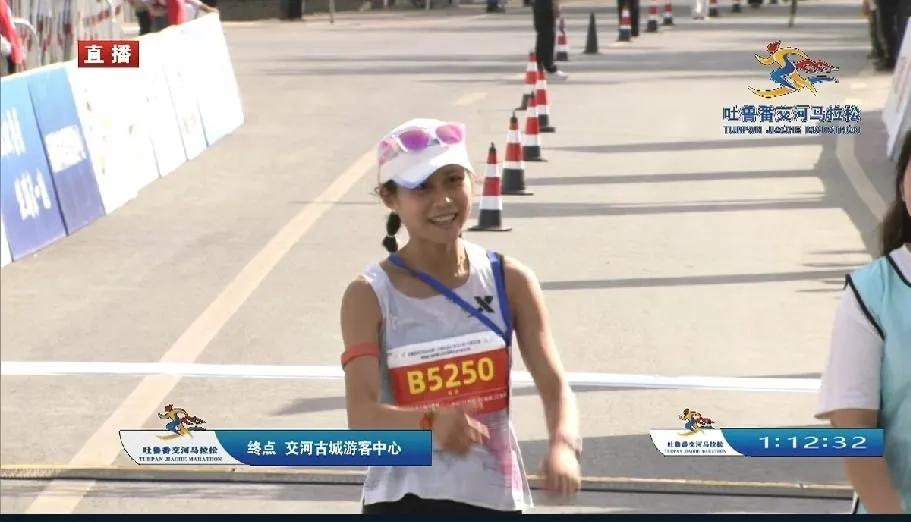 吐鲁番半马结局惊人！网红选手不敌实力派，三万奖金被她轻松拿走

今日吐鲁番交河半