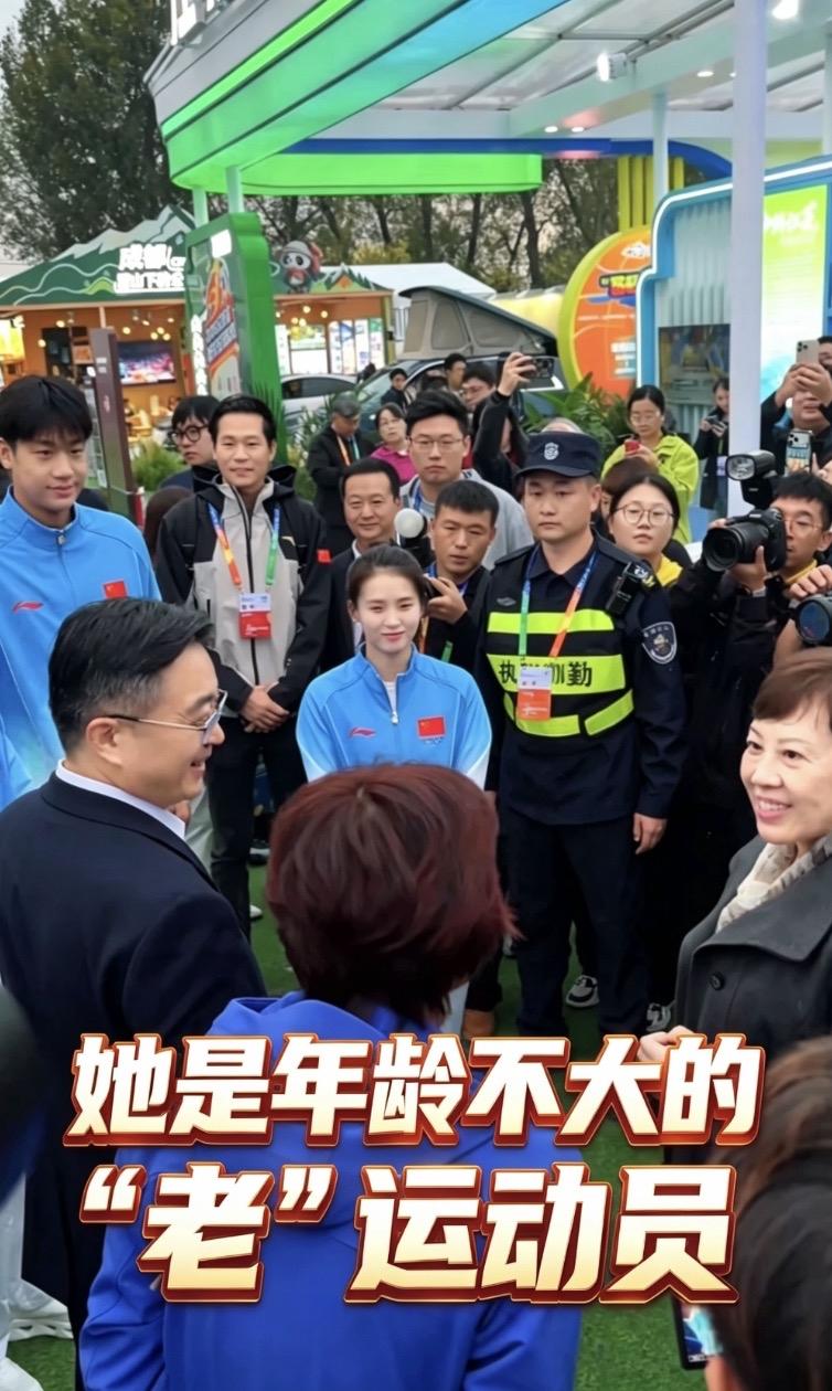 领导一句＂年龄不大的老运动员＂，
彻底暴露了陈芋汐的排面！

真正的顶流，不靠资