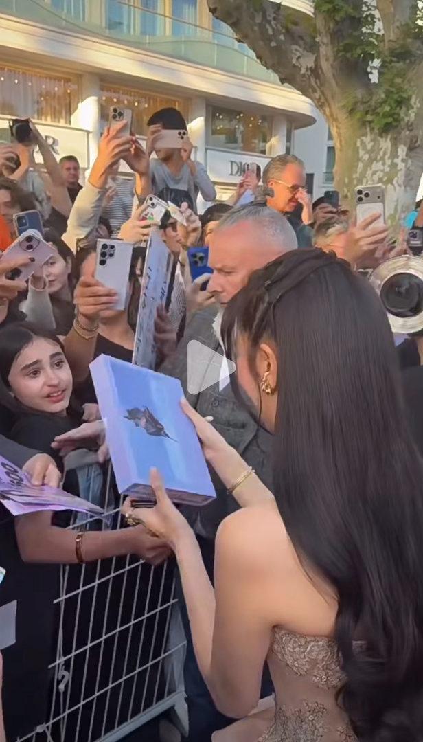 牢记给这个粉丝的专辑签名的时候还上下转了个方向，这样就签的是正的（就这么细致吧）