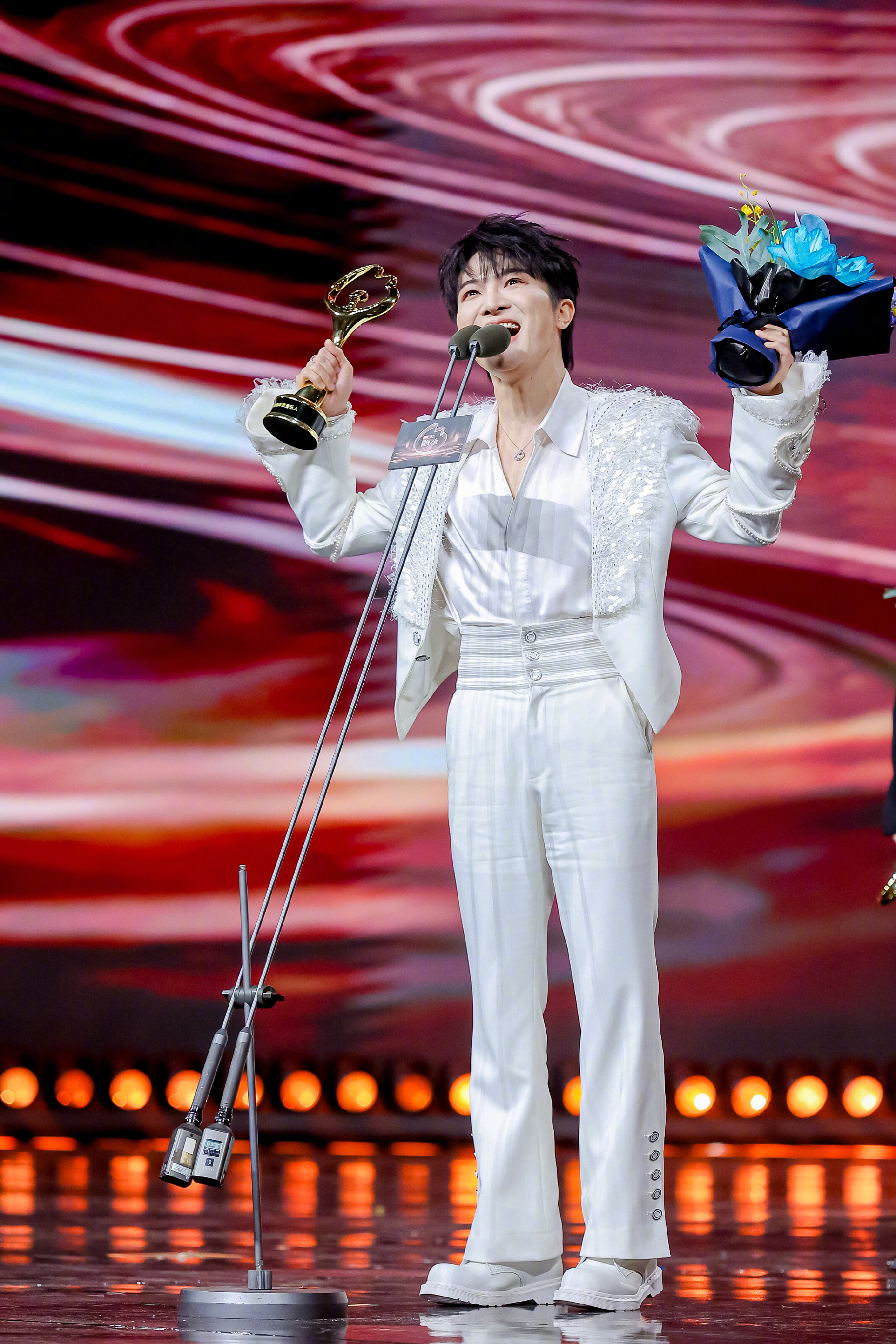 周深 获微博年度影响力歌手 🎉 