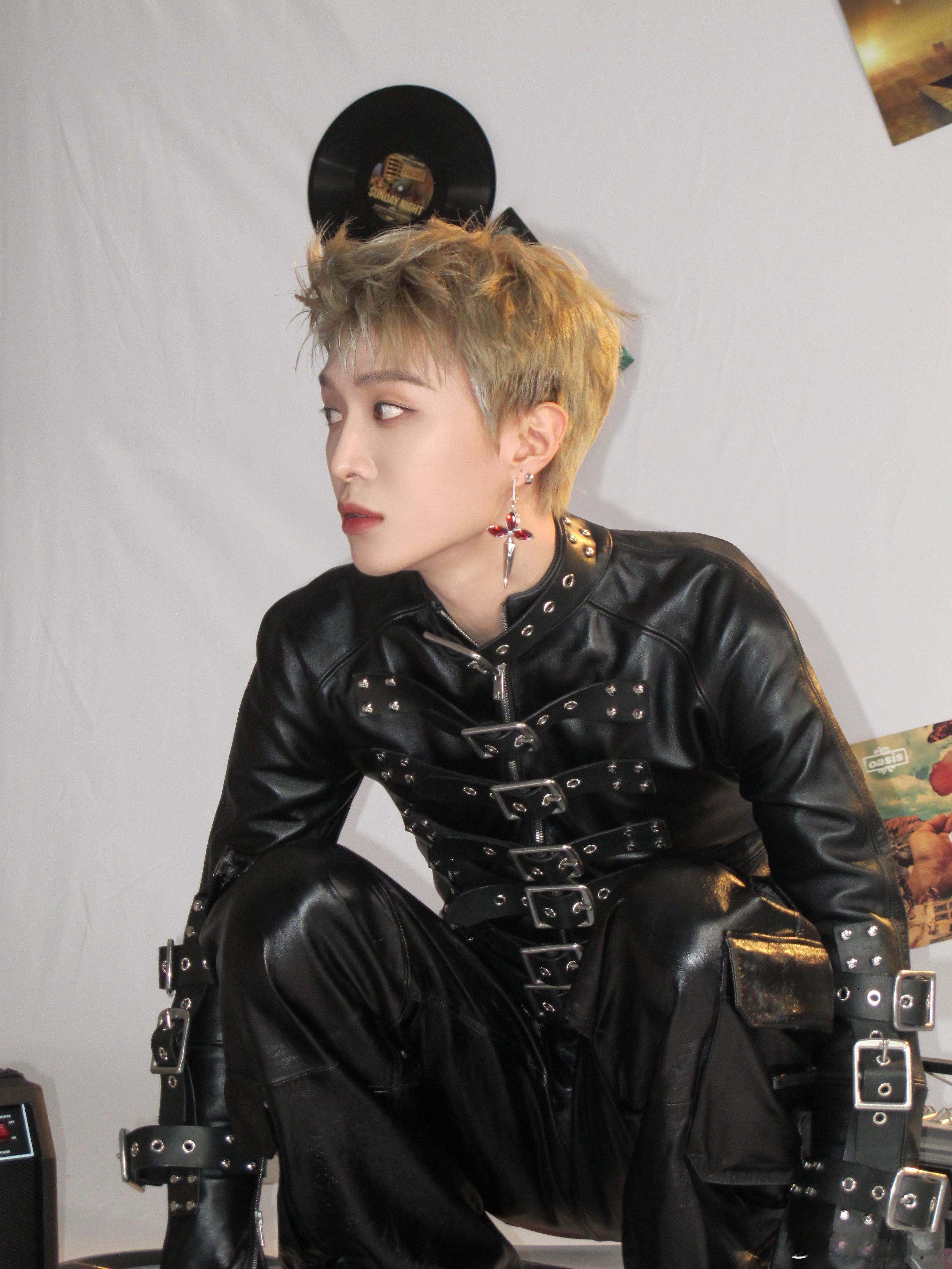 范丞丞帅成啥样了 谁被范丞丞帅到失语？ 黑衣造型似战神，眼神锐利超吸睛，《TTT