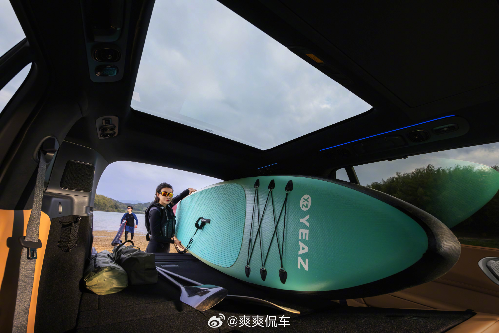 领克900大五座，确实实用啊，空间实用又灵活。二排纯平地板，腿部空间宽敞，1.8