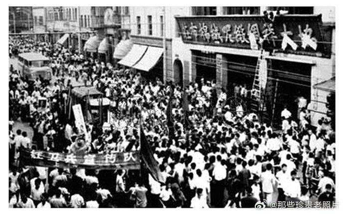 济南红卫兵上街“破四旧”，瑞蚨祥绸布庄改名东方红布店 