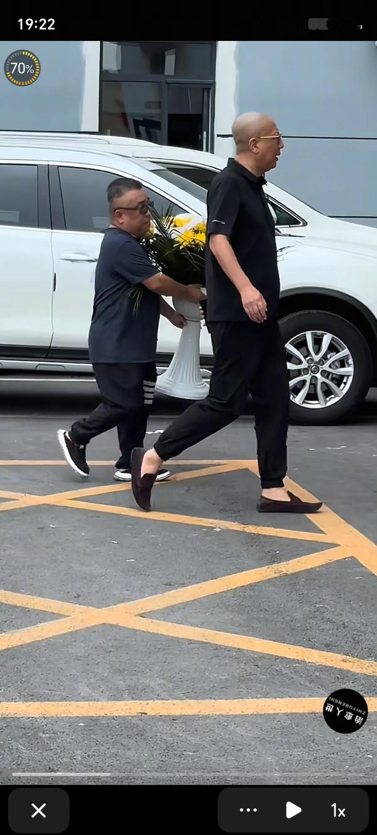 汪阳携豹哥参加杨少华葬礼，深感悲痛。杨少华离世，令人惋惜。 ​​​
