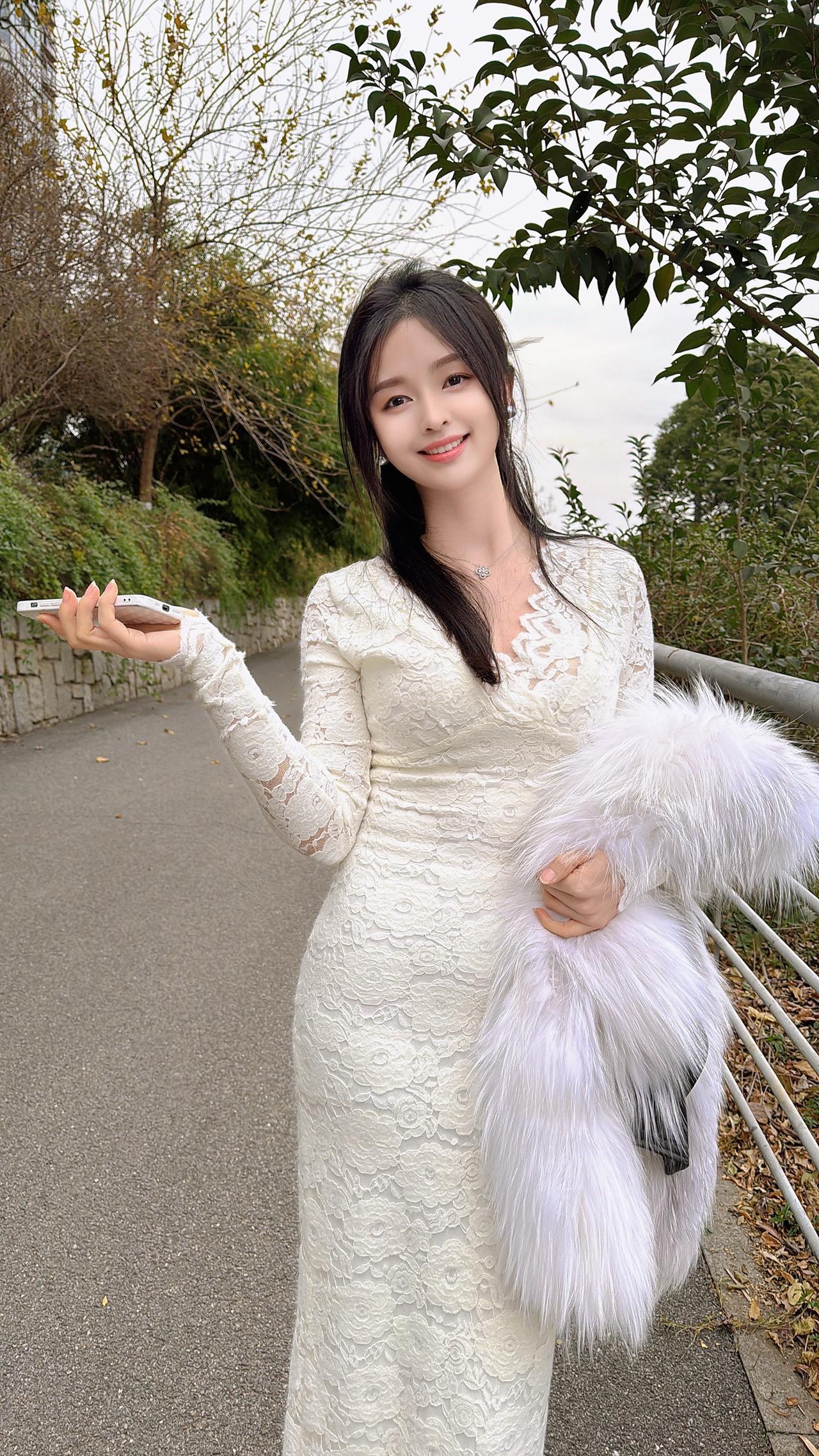 余生很短，一定要去爱一个，“一见你”就笑，“一见”你就笑的人情感共鸣 气质女神穿