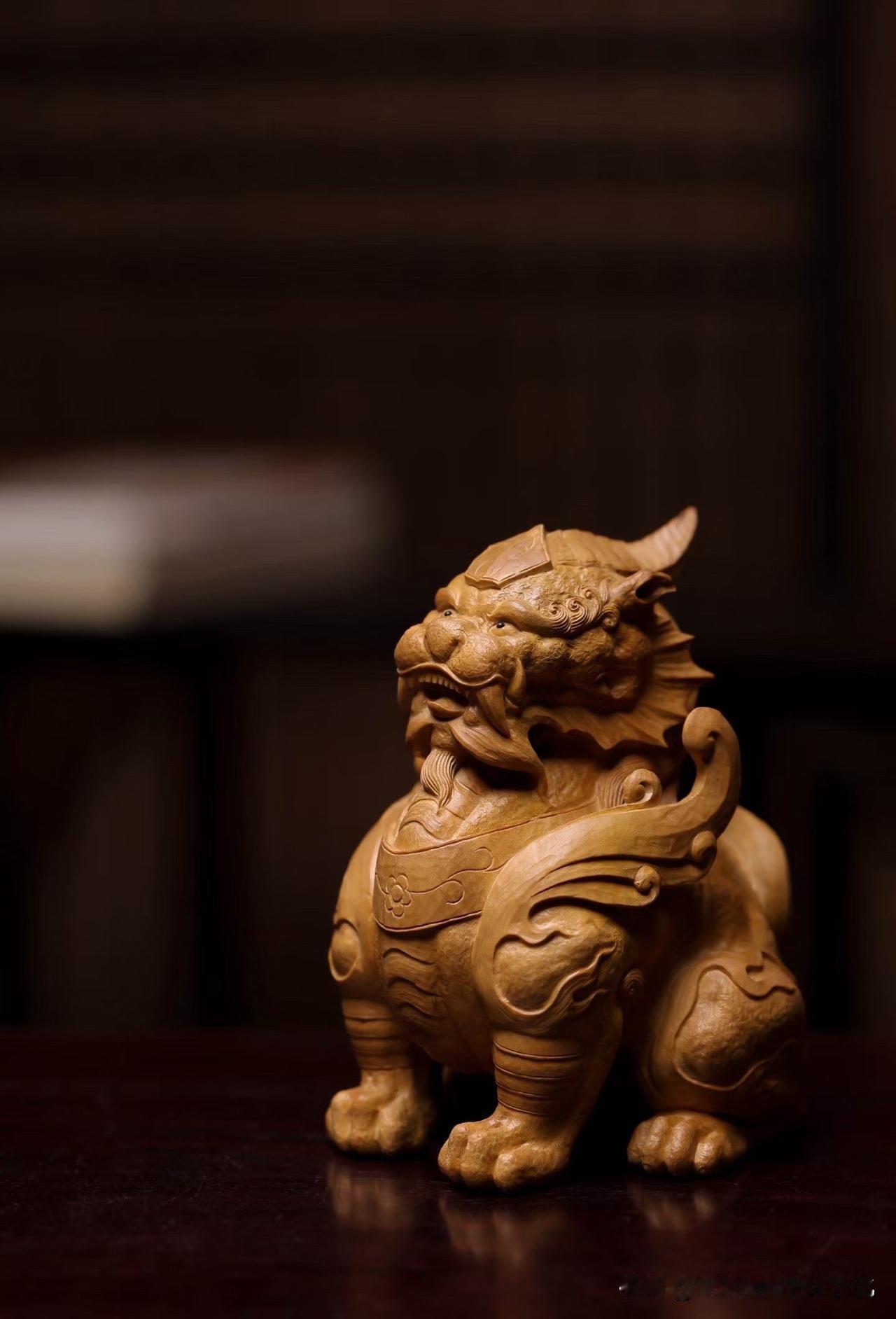 不是所有“招财”的东西，都有气场。

这一只飞天貔貅，先不说寓意，光是老山檀本身