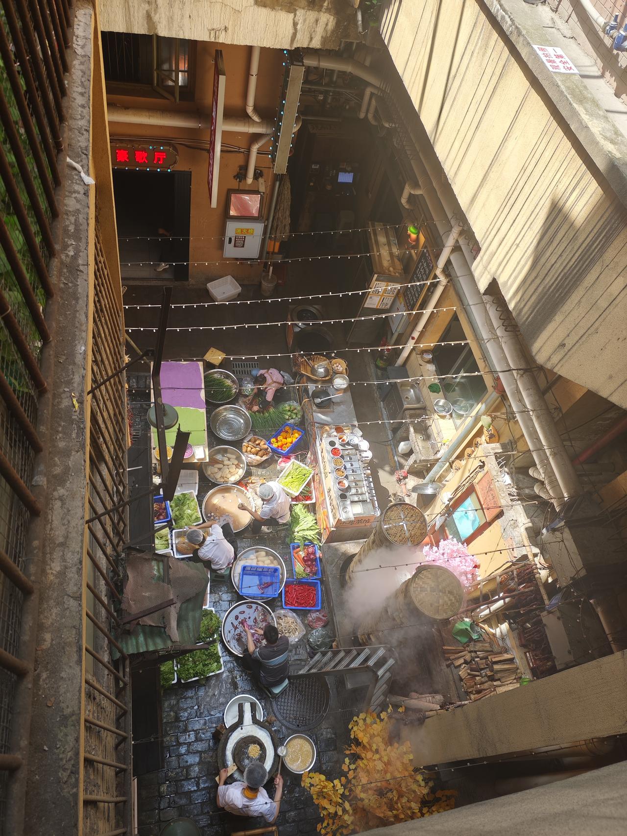 重庆是一座新鲜事物层出不穷，网红景点不断涌现的现代繁华大都市。也许你不经意间的一