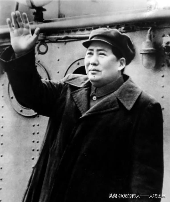 1953年2月19日毛主席在长江舰上向武汉岸上欢送的人群致意