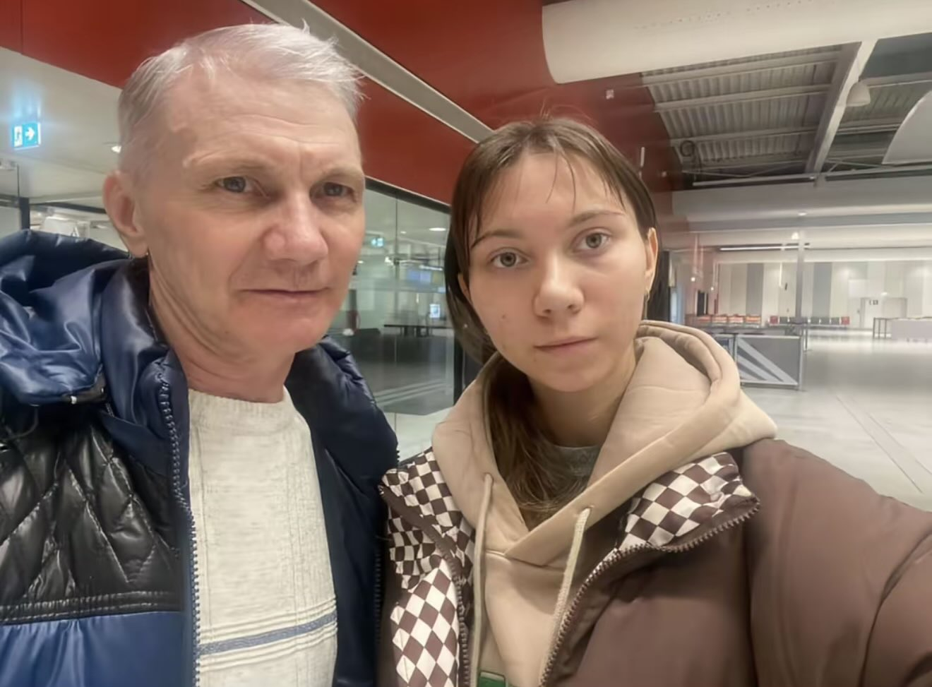 俄罗斯女孩玛莎，在战争开始时画了一幅火箭飞向乌克兰的画，上面写着“不要战争”。当