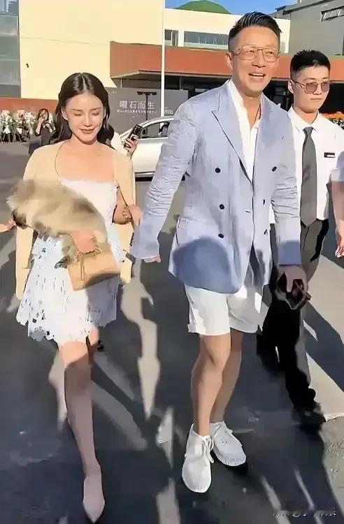 小梅每天穿着各种名牌出入高档场合，大S真的是亏大了！前人栽树 ，后人乘凉。说实话