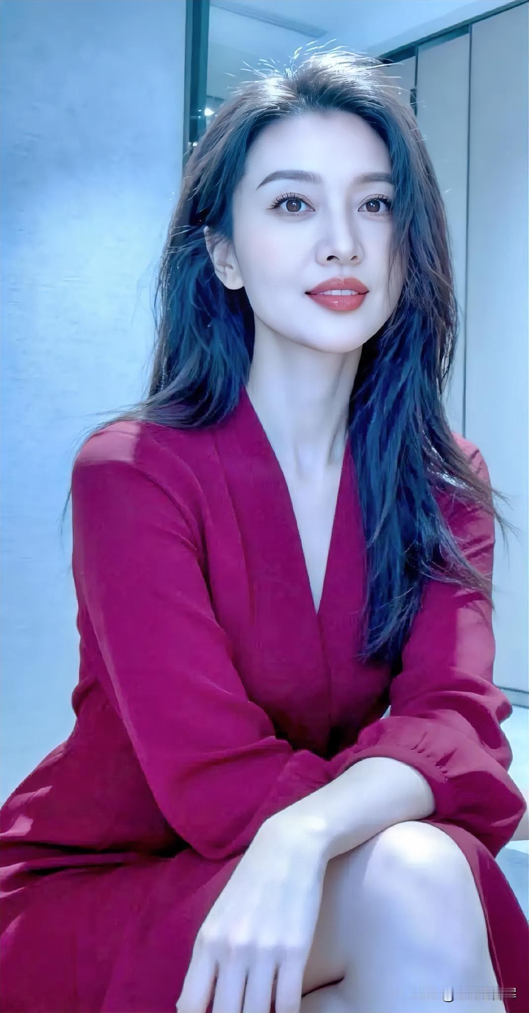 酒红为墨，她晕染出室内的温柔篇章。

V领垂落优雅的弧度，长袖藏着风的软。

发