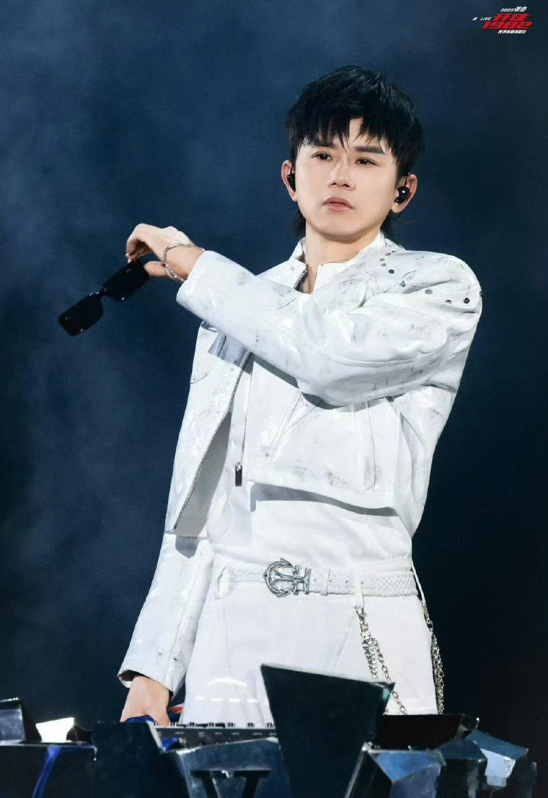 张杰未live巡回演唱会 哇塞哇塞！跨年新舞台热度不减，新春佳杰又带着全新舞台惊