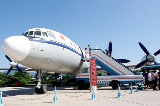 建国后，中央不成文规定：禁止毛主席坐飞机。毛主席多次找空军，要求给他派飞机，刘亚