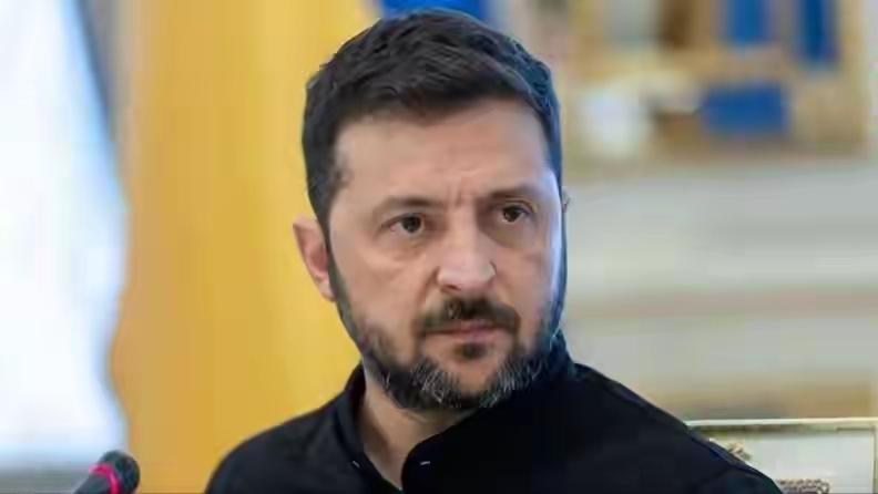 泽连斯基演技又上新高度！前脚放软话示弱，后脚立刻变招要军援！这“打脸式谈判”玩得