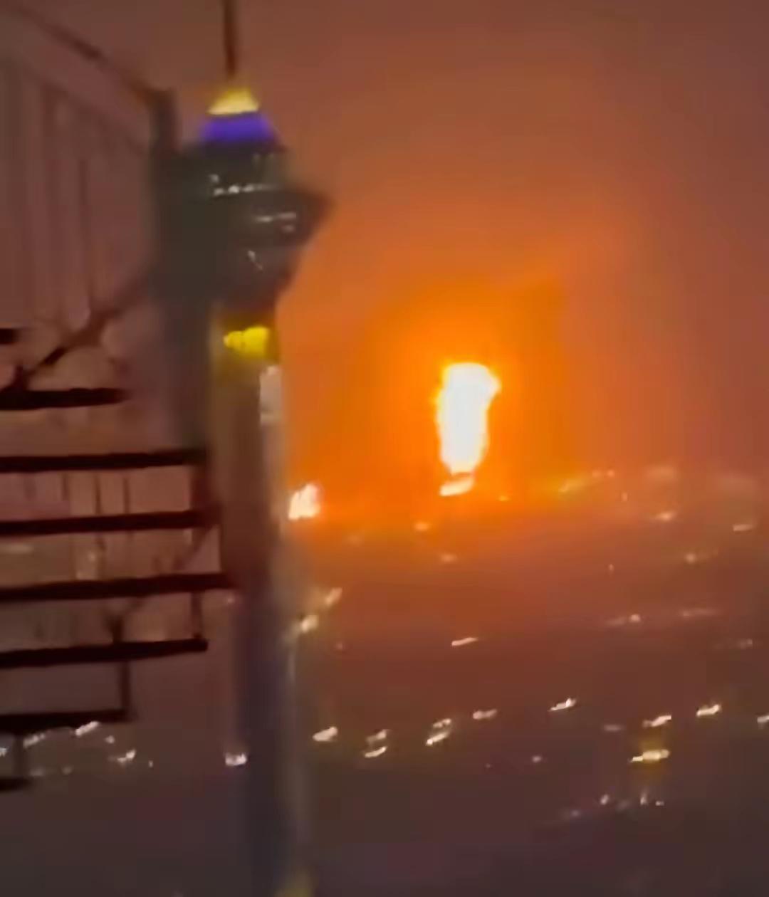 这绝非简单的突发事故，分明是极具针对性的武力敲打。

4月5日，科威特舒韦赫的石