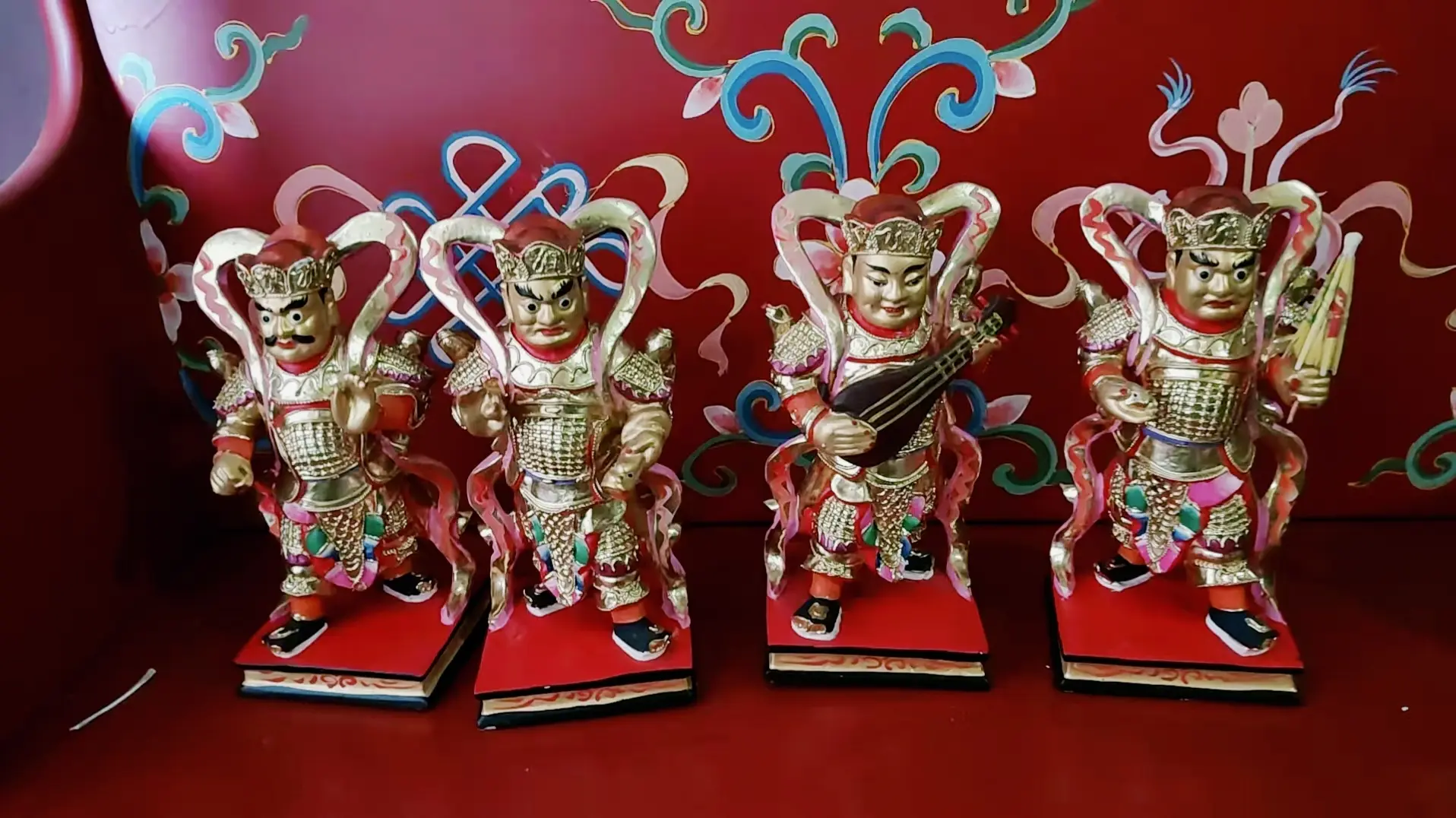 金甲凝光护法门， 琵琶伞剑定乾坤。 威颜不扰尘中客， 只守南天门外春。