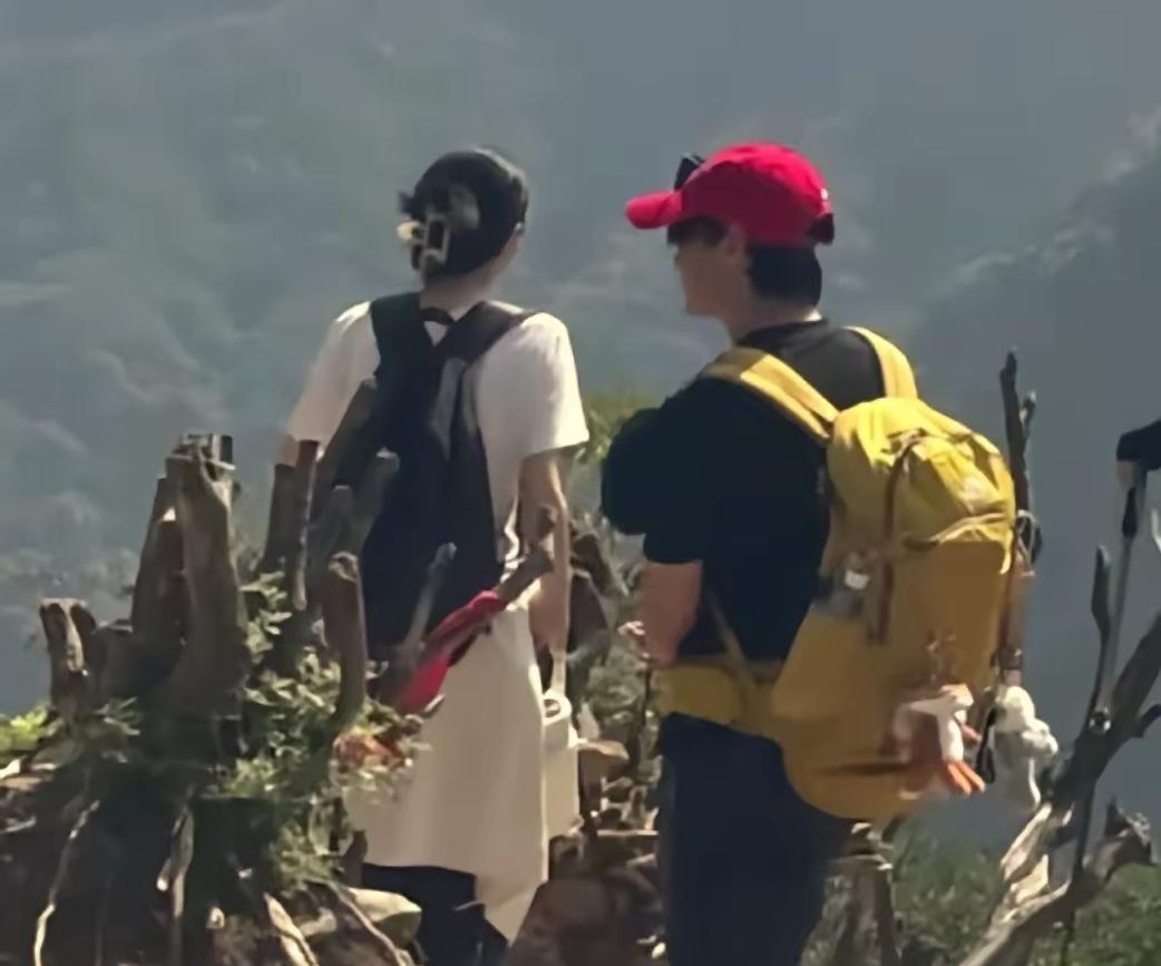 抱养的孩子也不容易，辛苦给养大。程梦圆虽然不是父，母亲生的，但是比亲生的都受宠。
