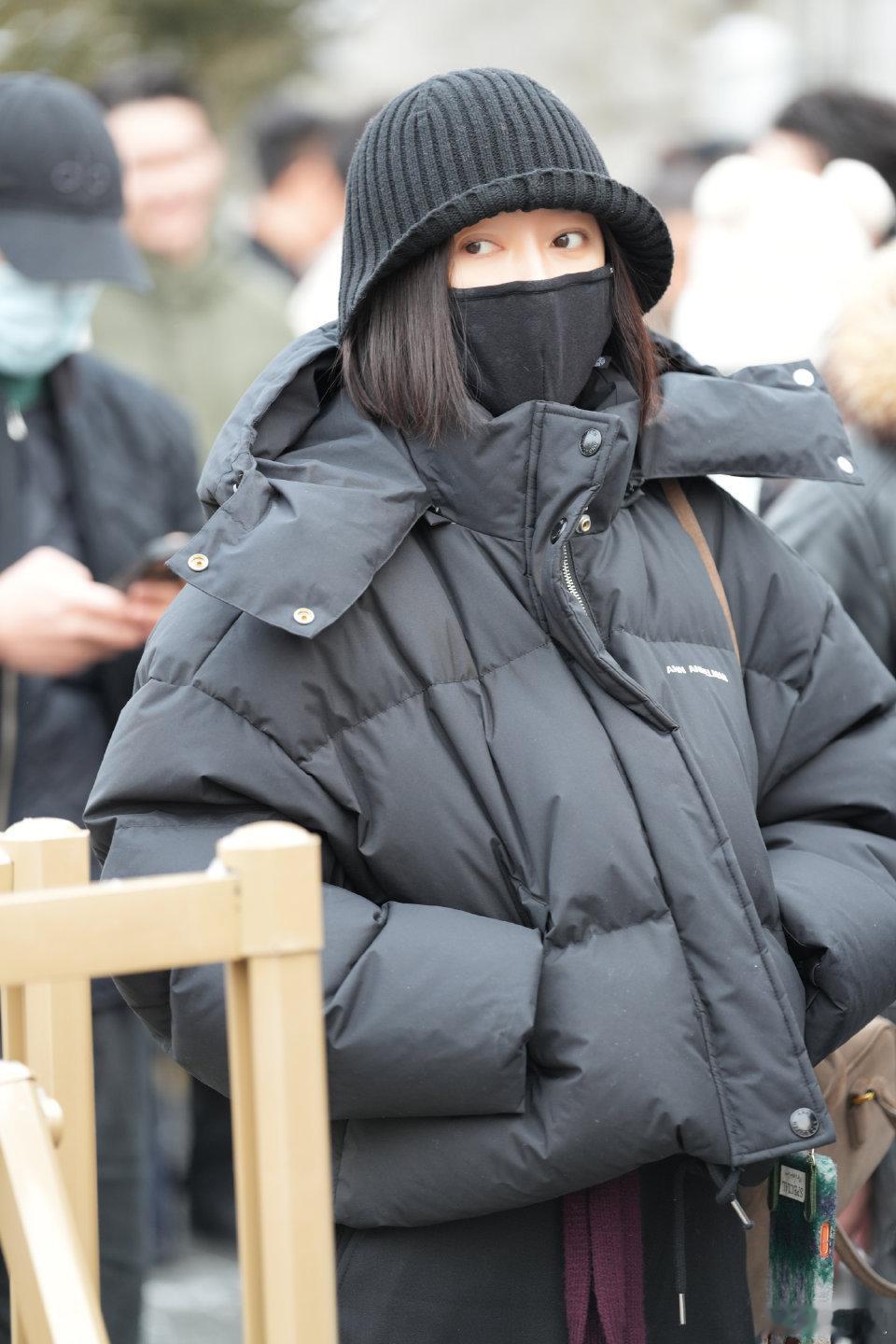 秦岚现身马年春晚彩排大雪天赴春晚之约的秦岚！黑色羽绒服藏不住优雅气场，40+的状