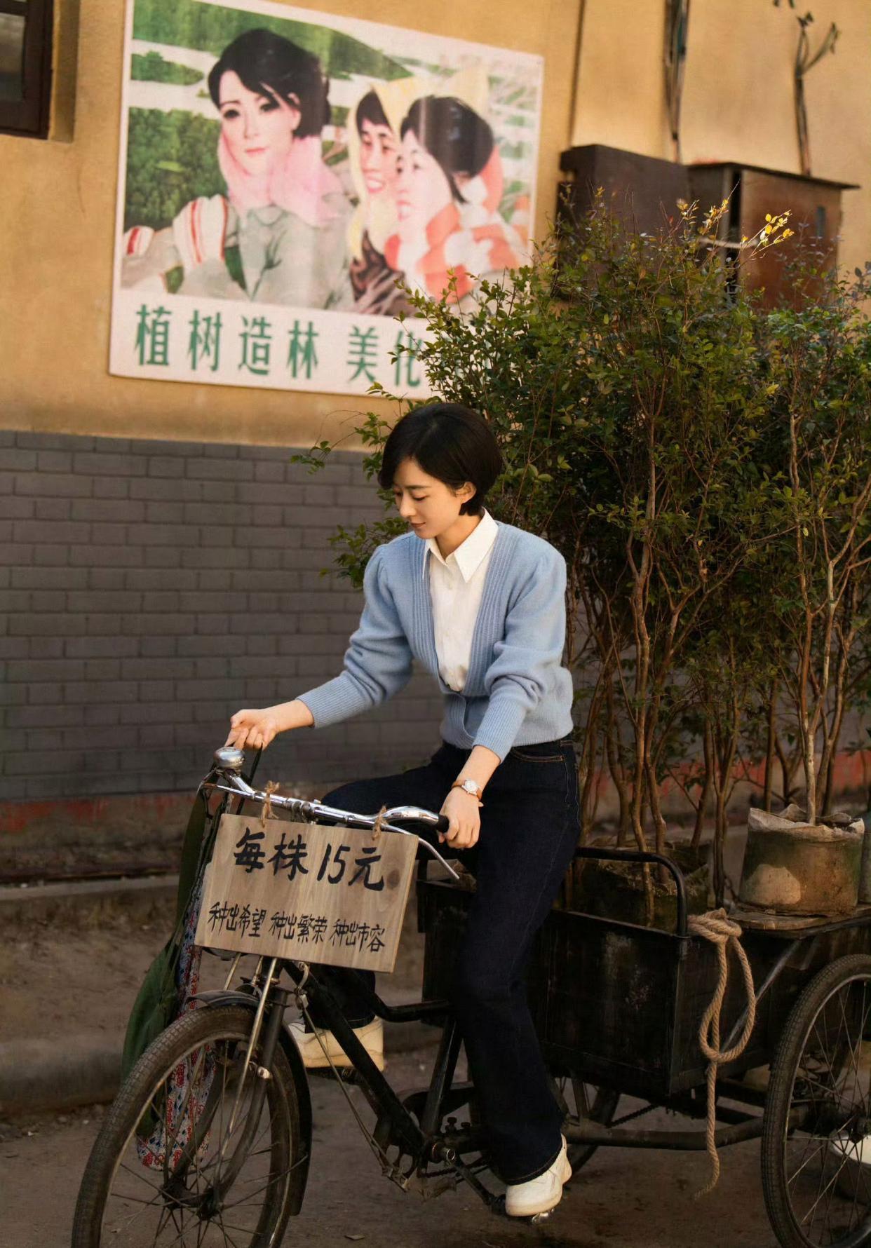 小城大事：看，赵丽颖扮演的李秋萍镇长上班和下班的穿搭有何不同