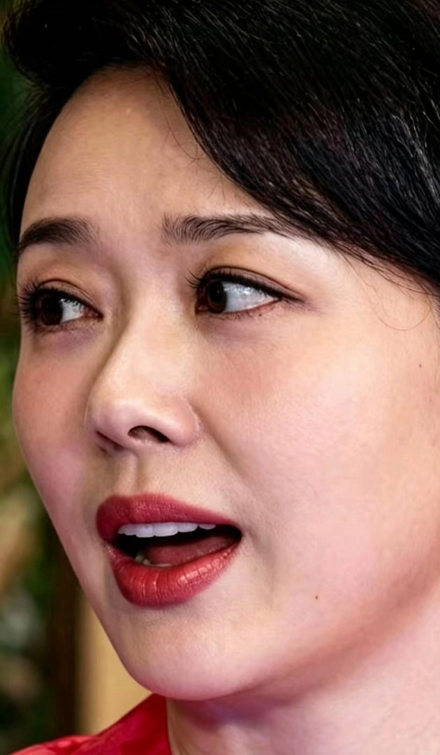 近距离镜头下48岁的颜丹晨尽显魅力，温柔从容的气场扑面而来，历经岁月打磨的气质优