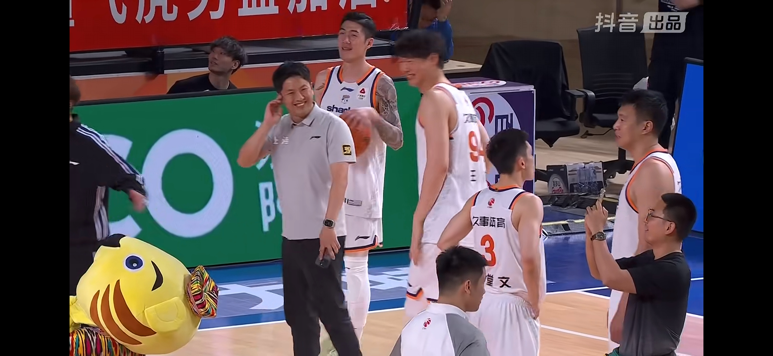 大王笑嘻了上海久事大鲨鱼