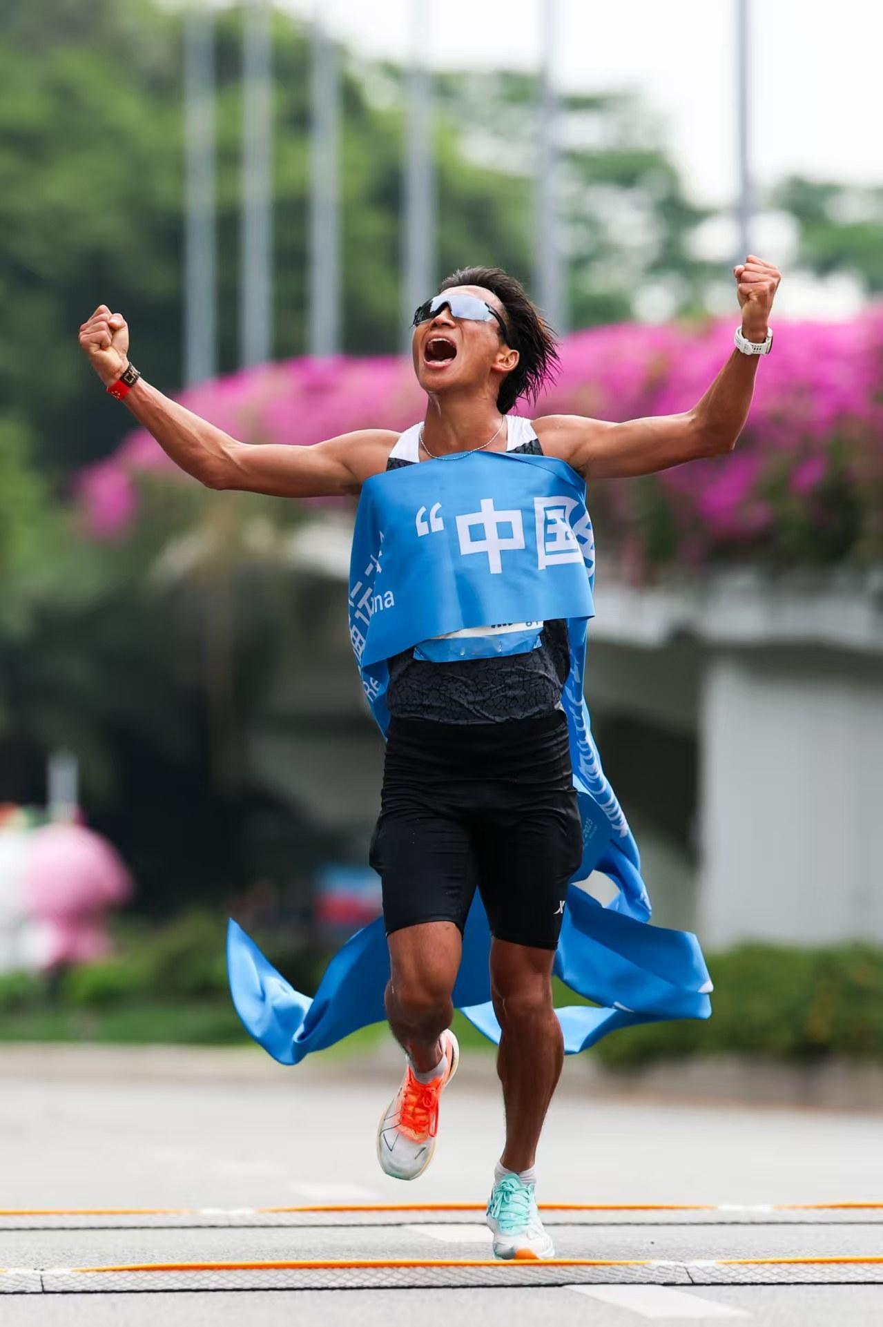 何杰太恐怖了！在全程顶着压力领跑的情况下，还能在最后发力绝杀！这就是全国纪录保持