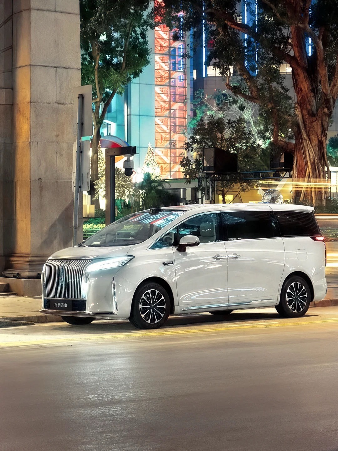 东方气韵的线条，港风窗影般的流线，不止是风景，也渐渐成了我们生活背景里，踏实而温