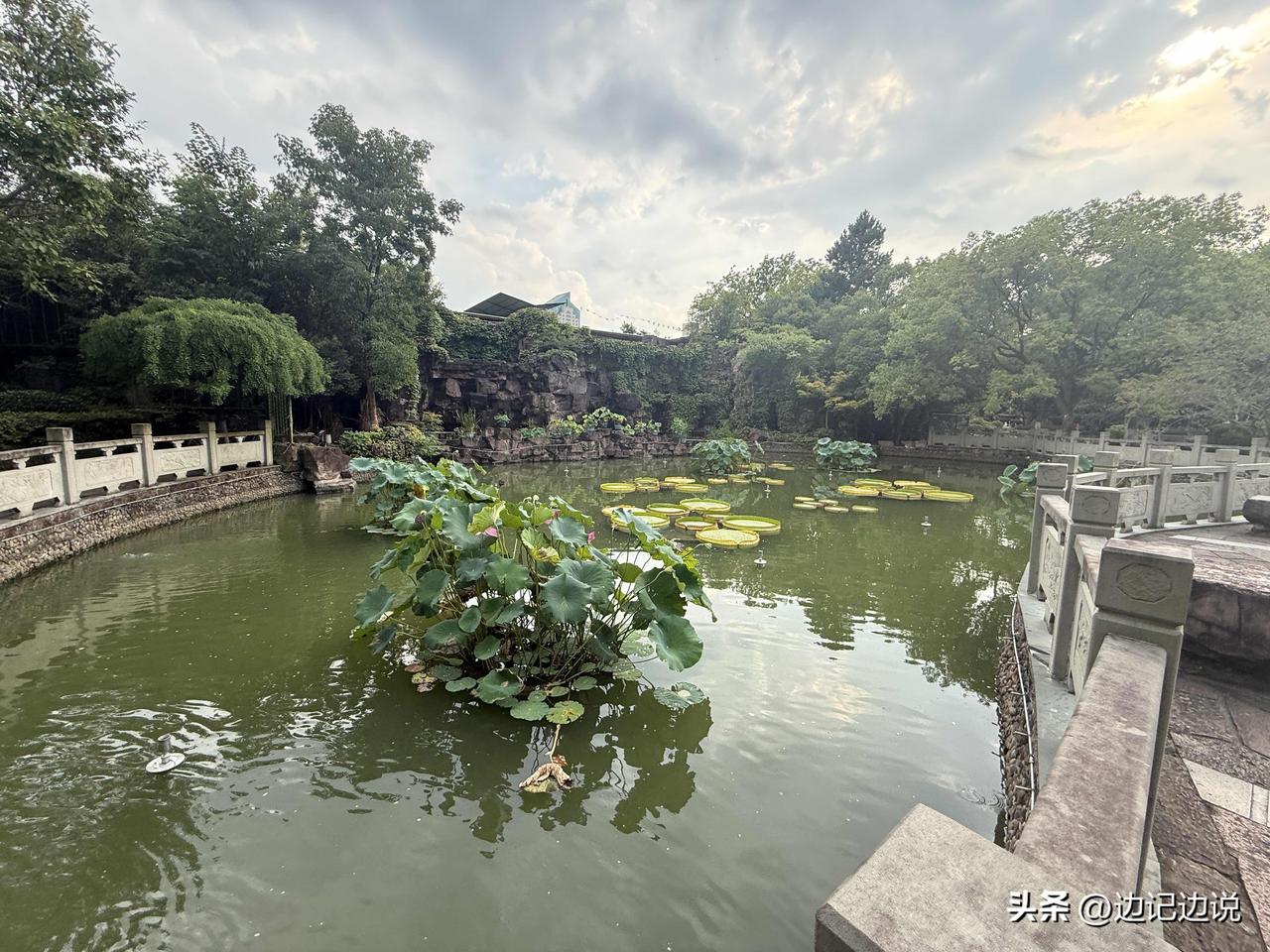 哈耶克的六句名言：
1、愿意放弃自由来换取保障的人既得不到自由，也得不到保障。