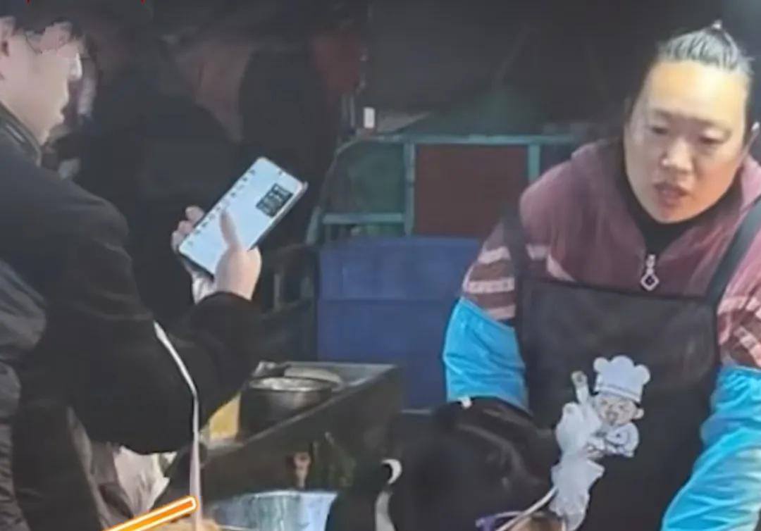 这位好心老板的身影太美了！一位盲人父亲的女儿想吃麻花，看这位父亲年纪也不很大，不