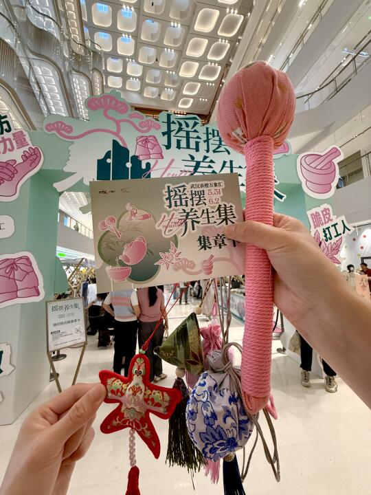 端午逛养生市集，被送了一堆免费的香包！
