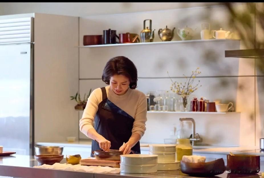 李在明老婆惠景女士昨日出席的在日韩国籍艺术家恳谈会活动照片，真是一个贤惠的夫人，