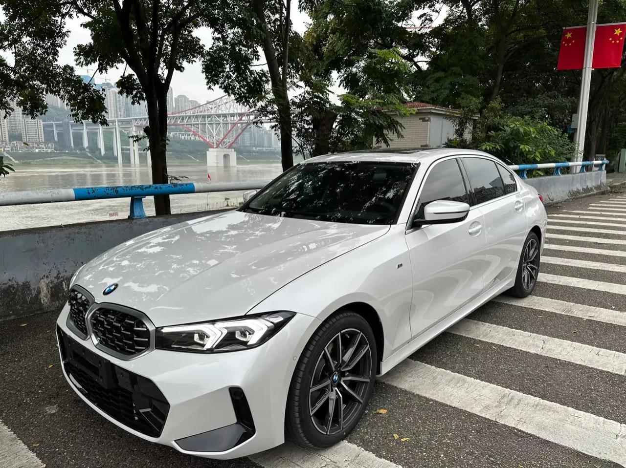 没想明白，宝马325给配了225的轮胎（225/45 R18），
这胎宽是为了提