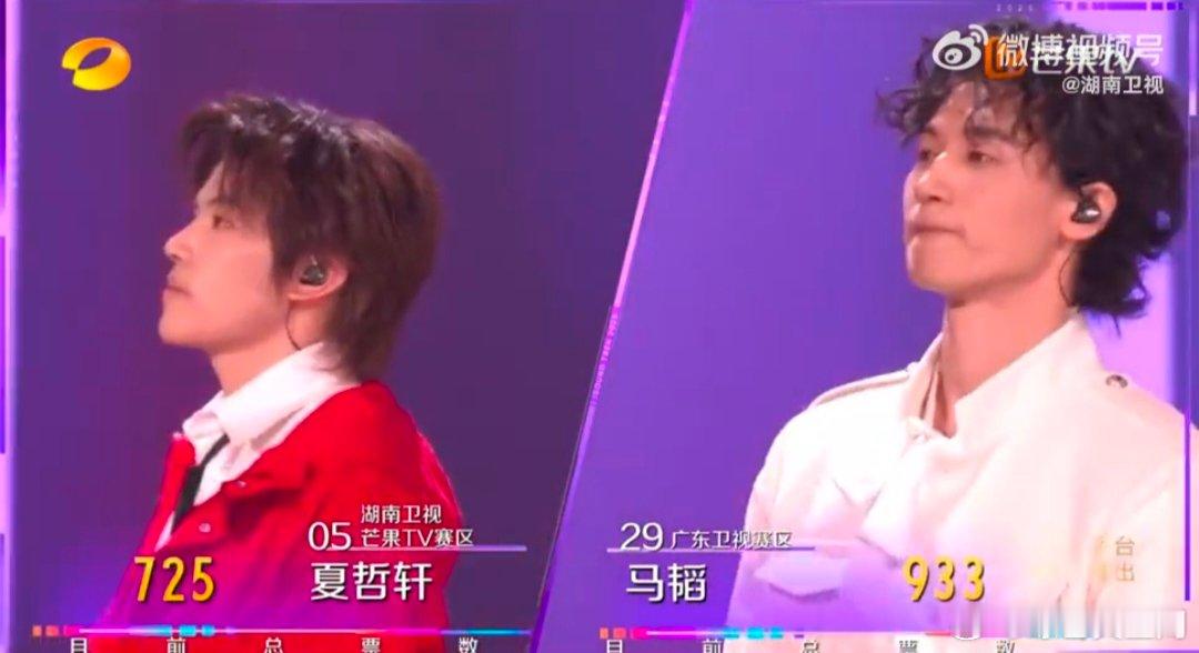 谁懂啊！何老师的每一次“手忙脚乱”都是精准控场！面对那英的直接质疑，不慌不忙圆场