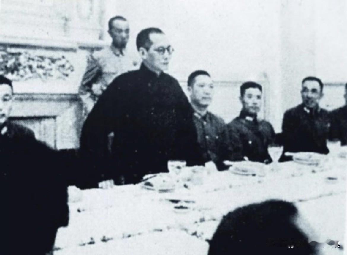 1937年8月，云南省主席龙云在南京国防会议上慷慨陈词：“当尽以地方所有之人力、
