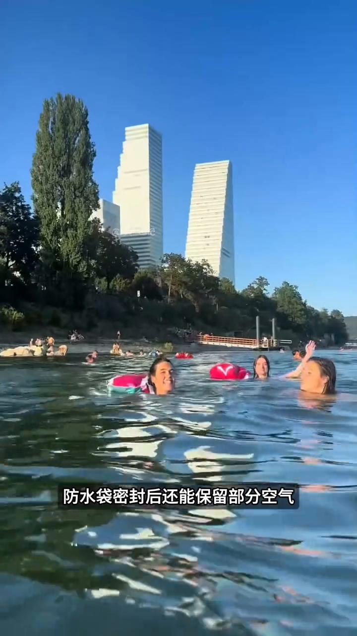 瑞士另类通勤。
有人问：为什么瑞士人下班后宁愿跳进河里也不愿意开车回家？在瑞士博