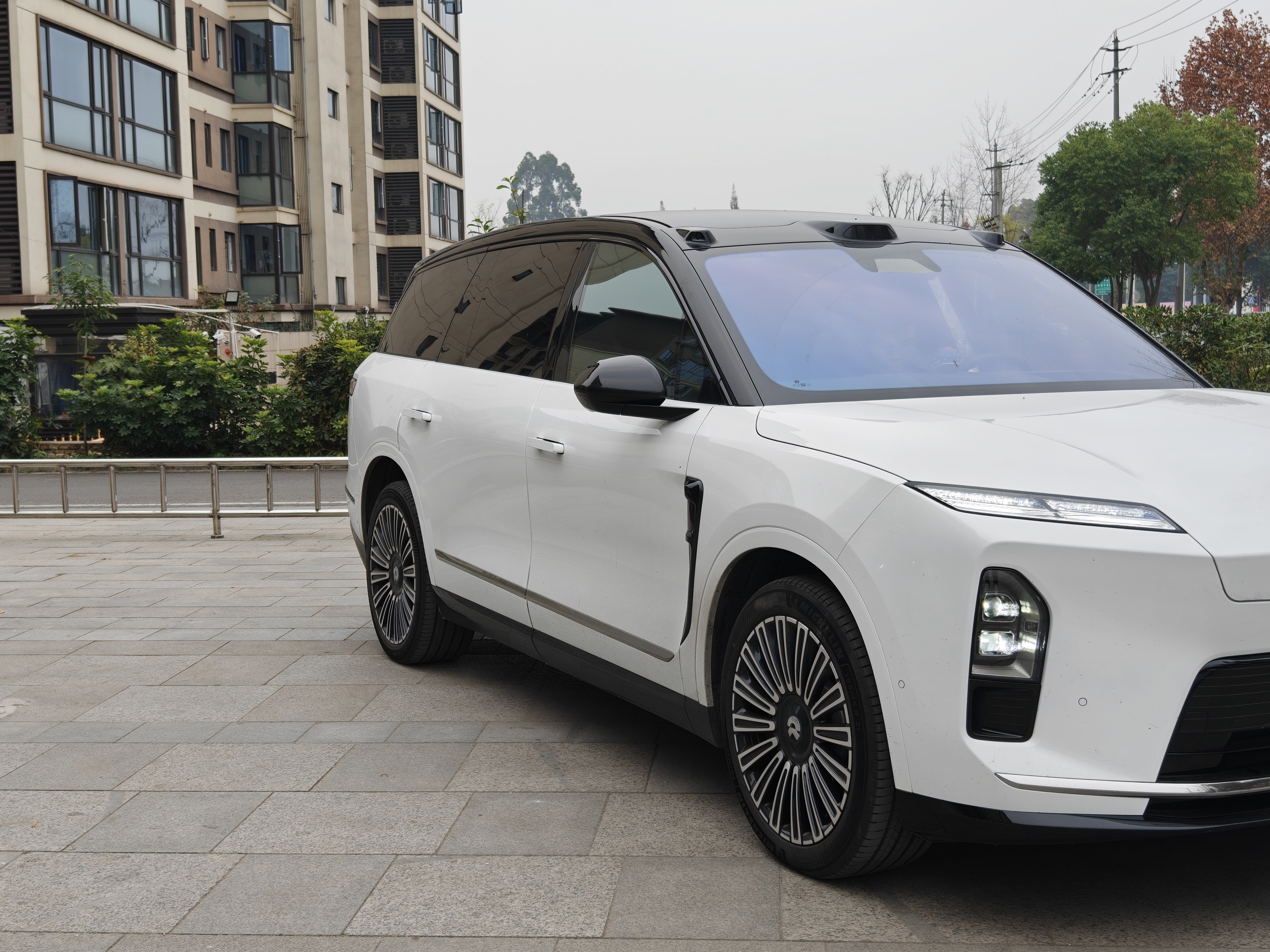 今天简单试驾了蔚来第三代 ES8 。这款车型外观感觉上会是一个偏向于舒适的大车，