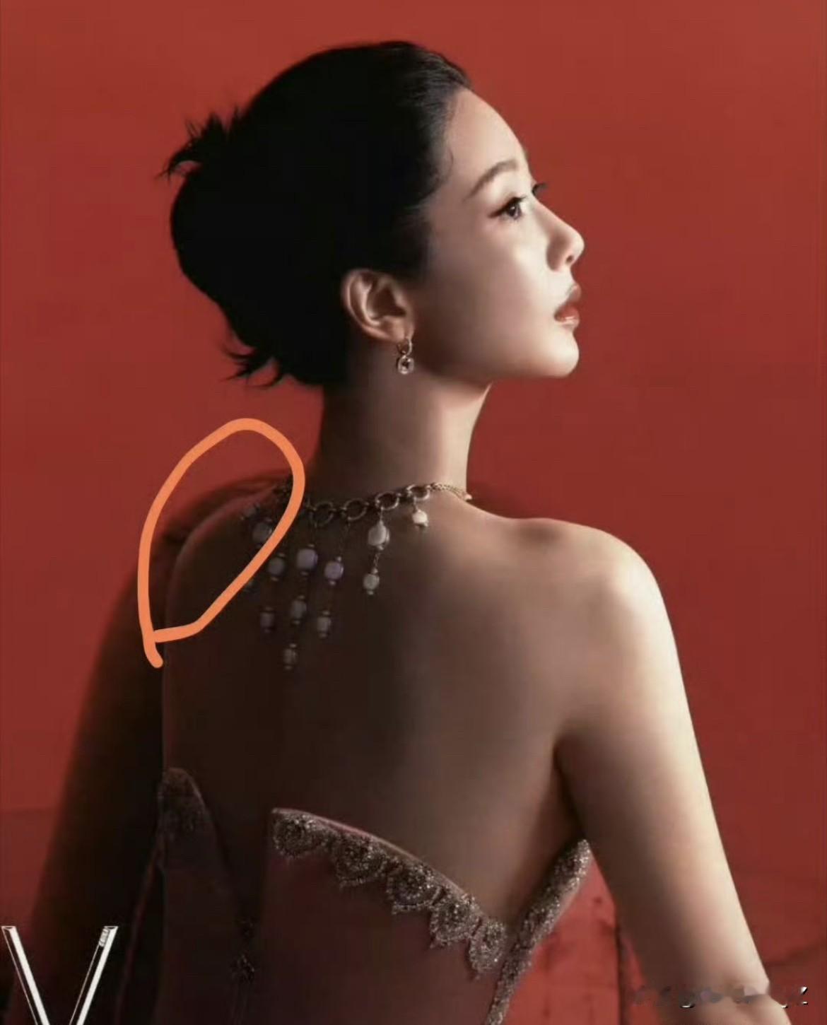 杨紫的新杂志被很多网友指出，“都是事故”，很多网友都出来找茬了，还圈出了一些部分